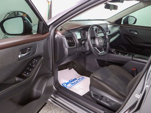 Used 2022 Nissan Rogue SV FWD image 3