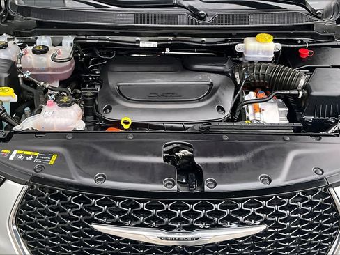 Used 2024 Chrysler Pacifica Select image 9