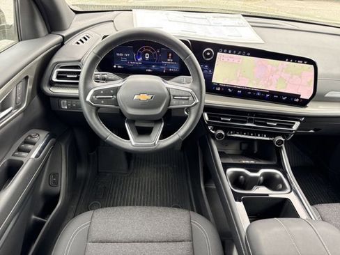 Used 2025 Chevrolet Traverse LT w/ Sun and Wheel Package FWD image 16