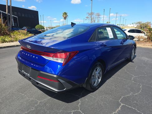 Used 2024 Hyundai Elantra SE image 3