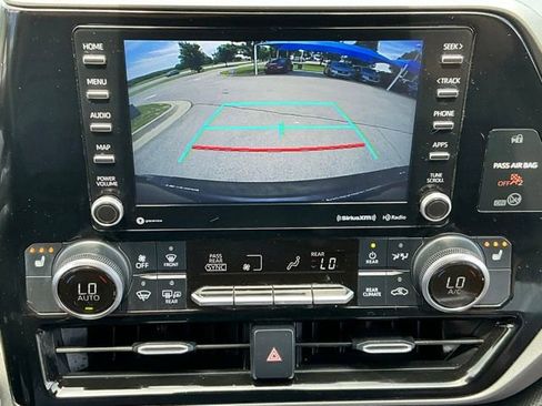 Used 2020 Toyota Highlander XLE AWD/4WD image 15