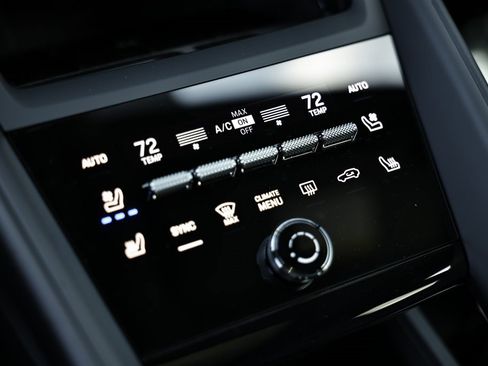 New 2025 Porsche Macan Electric image 40