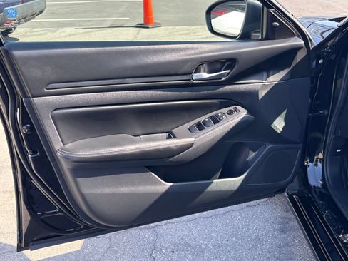 Used 2025 Nissan Altima 2.5 SV FWD image 18