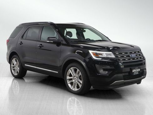 Used 2017 Ford Explorer XLT w/ Equipment Group 202A image 7