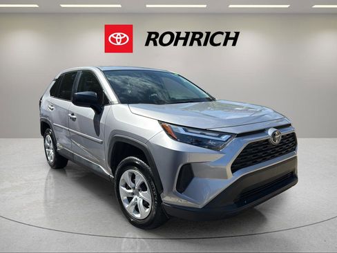 Used 2024 Toyota RAV4 LE AWD/4WD image 4