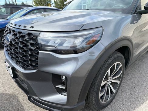 Used 2025 Ford Explorer ST-Line AWD/4WD image 2