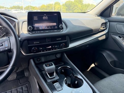 Used 2025 Nissan Rogue SV AWD/4WD image 8