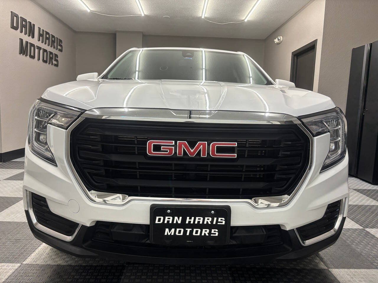Used 2023 GMC Terrain SLE FWD image 3