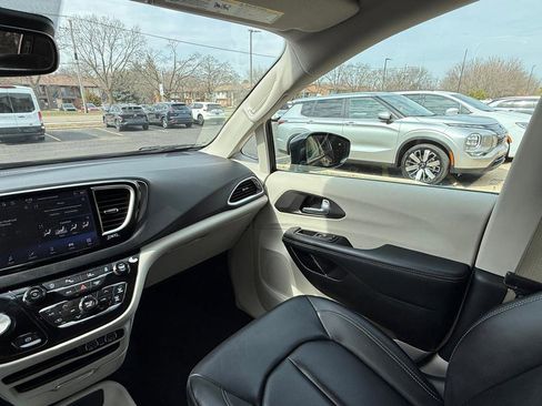 Used 2024 Chrysler Pacifica Touring-L image 18