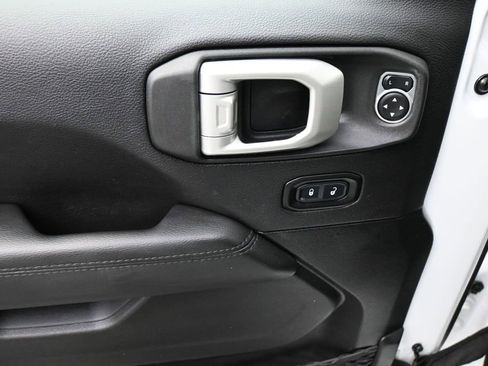 Used 2022 Jeep Wrangler Unlimited Sahara AWD/4WD image 4