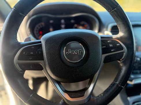 Used 2017 Jeep Grand Cherokee Altitude image 24