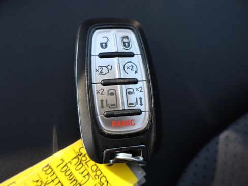 Used 2023 Chrysler Pacifica Touring-L FWD image 32