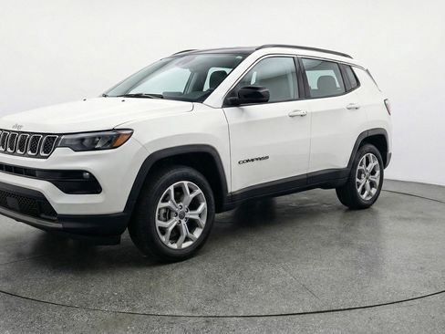 Used 2025 Jeep Compass Latitude AWD/4WD image 3