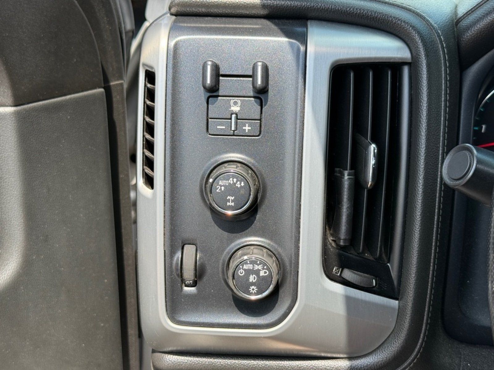 Used 2017 GMC Sierra 1500 SLE w/ Suspension Package, Off-Road AWD/4WD image 33