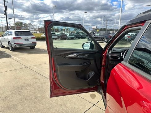 Used 2022 Chevrolet TrailBlazer RS w/ Sun and Liftgate Package image 11