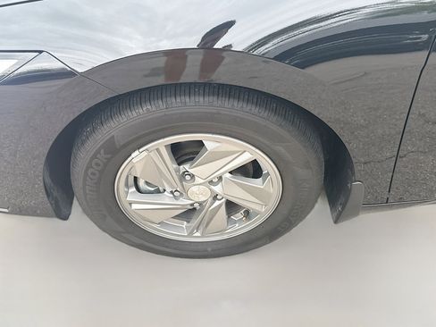 Used 2025 Hyundai Elantra SE FWD image 33