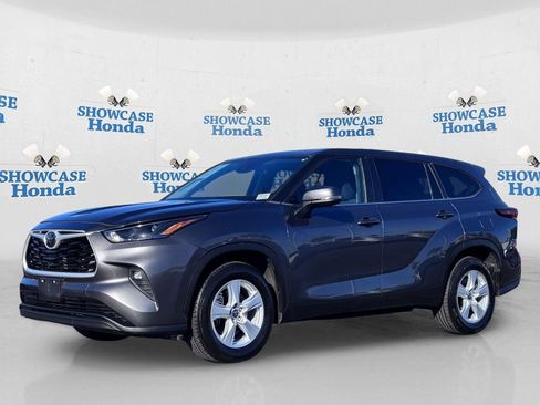 Used 2024 Toyota Highlander LE FWD image 2