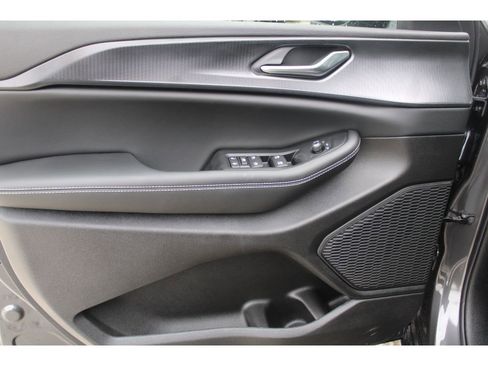 New 2025 Jeep Grand Cherokee L Altitude image 9