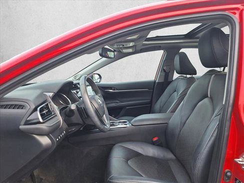 Used 2019 Toyota Camry XSE image 11