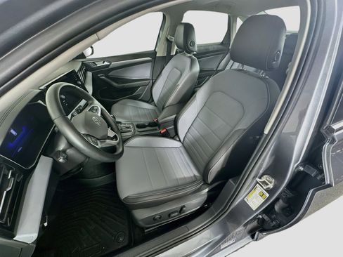 Used 2025 Volkswagen Jetta SE FWD image 13
