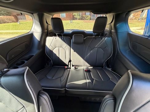 New 2026 Chrysler Pacifica Limited image 13