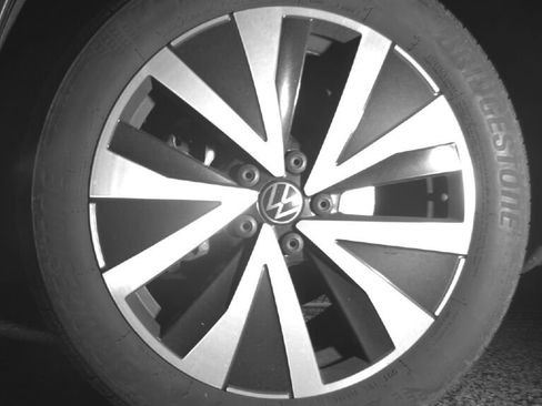 Used 2023 Volkswagen Taos SE w/ Panoramic Sunroof Package AWD/4WD image 9