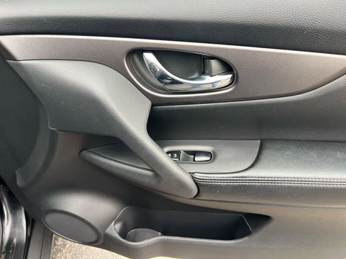 Used 2016 Nissan Rogue S image 9