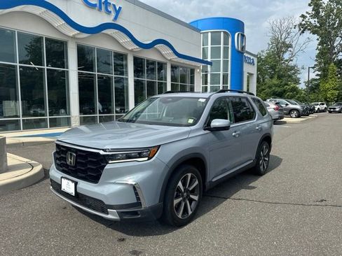 Used 2023 Honda Pilot Touring image 4