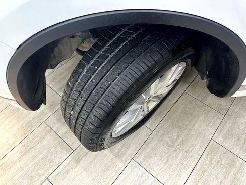 Used 2015 Volkswagen Touareg Sport image 41