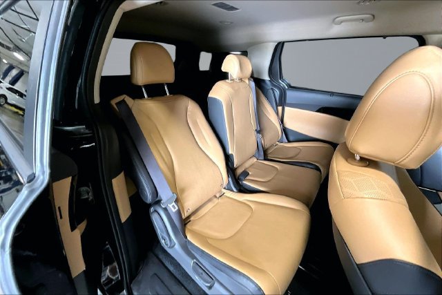 Used 2023 Kia Carnival EX FWD image 24