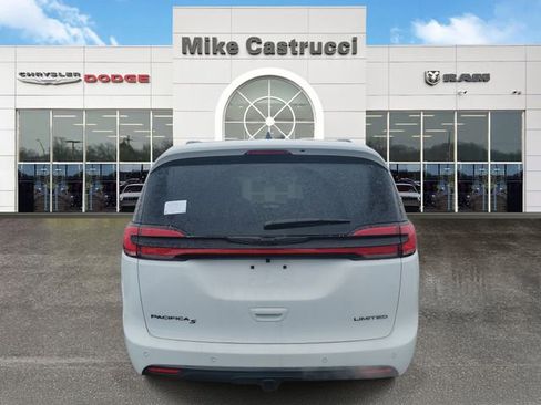 New 2026 Chrysler Pacifica Limited image 4