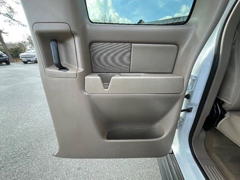 Used 2005 GMC Sierra 2500 SLT w/ Heavy-Duty Power Package image 32