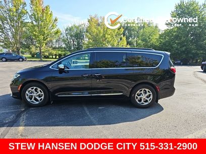 Used 2023 Chrysler Pacifica Limited w/ Uconnect Theater Family Group