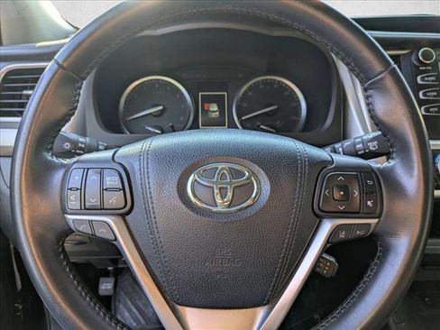 Used 2017 Toyota Highlander SE FWD image 13