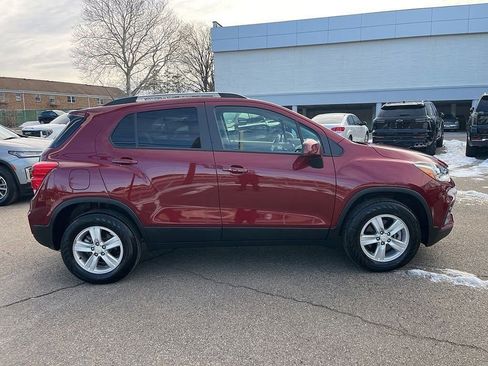 Used 2022 Chevrolet Trax LT w/ LT Convenience Package image 8