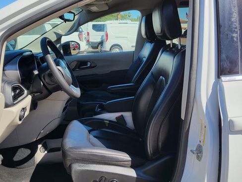 Used 2024 Chrysler Pacifica Select image 28
