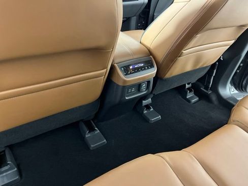 Used 2025 Nissan Pathfinder Platinum w/ Black Appearance Package FWD image 47