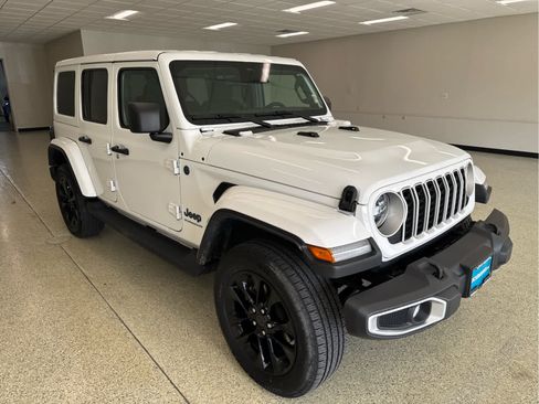 Used 2025 Jeep Wrangler Unlimited Sahara AWD/4WD image 5