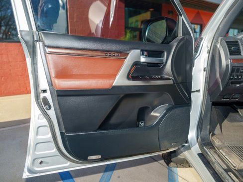 Used 2016 Toyota Land Cruiser image 27