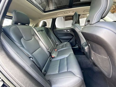 Used 2023 Volvo XC60 B5 Plus image 32