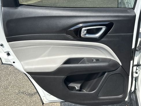 Used 2025 Jeep Compass Limited image 21