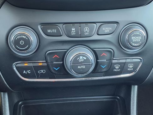 Used 2023 Jeep Cherokee Altitude Lux image 19