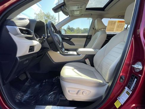 Used 2024 Toyota Highlander XLE FWD image 22