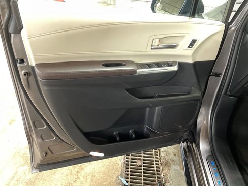 Certified 2024 Toyota Sienna Platinum image 10