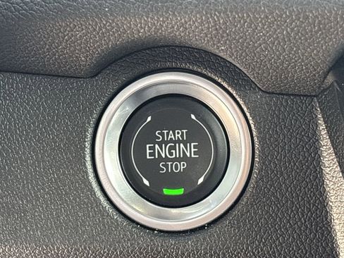 Used 2025 Chevrolet Traverse LT image 32