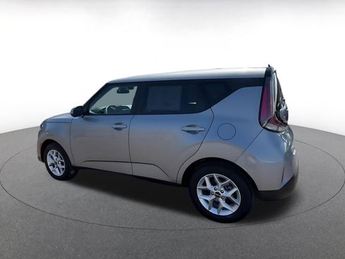 Used 2025 Kia Soul LX w/ LX Technology Package FWD image 10