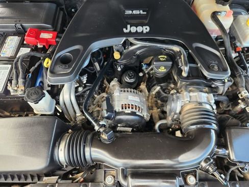 Used 2018 Jeep Wrangler Unlimited Sahara AWD/4WD image 32