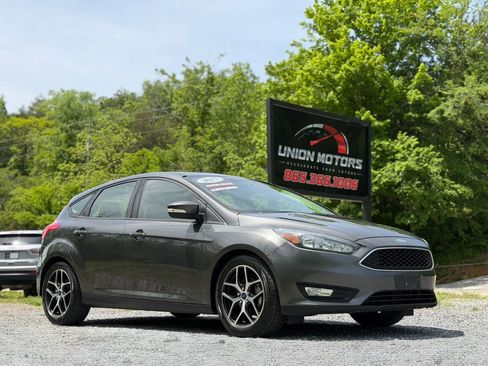 Used 2017 Ford Focus SEL w/ Cold Weather Package FWD image 1