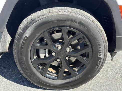Used 2025 Jeep Grand Cherokee Altitude AWD/4WD image 31