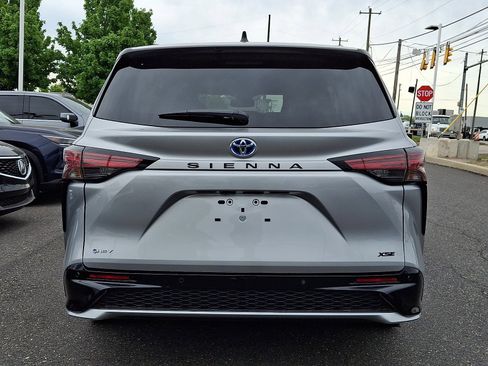 Used 2025 Toyota Sienna XSE FWD image 5